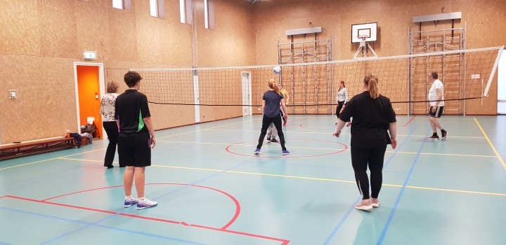 Aangepast volleybal spelen in een sportzaal